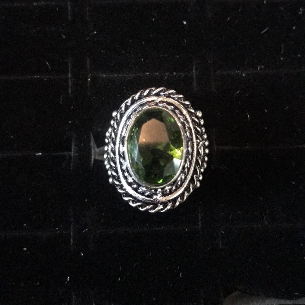 Gorgeous vintage peridot cocktail ring! Size 7